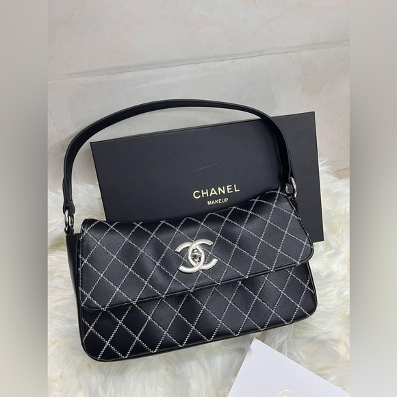 Chanel VIP Black Makeup Shoulder Bag - - Picture 1 of 6